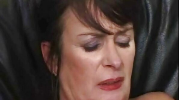 Łysy siniak ładnie analizuje zdzirowate piękno na całej kanapie darmowe porno z polkami