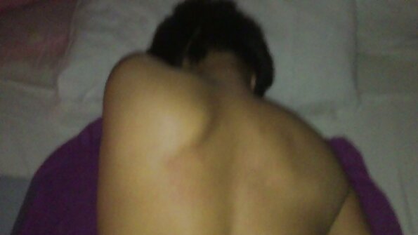 Mężczyzna w srebrnej masce pociera darmowe sex filmiki kutasem tyłek z pełnym biustem divy