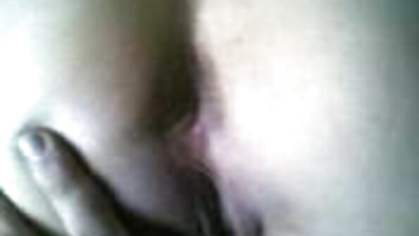 Brunetka, która uwielbia się rozbierać na darmowe filmy porno malolaty zewnątrz, jest ruchana przy basenie?