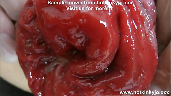 Rudowłosa hottie uprawia seks analny erotyczne filmiki za darmo z myjką okienną