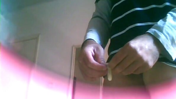 Suka z małymi cyckami dostaje dużego czarnego kutasa w swoją porcję sex filiki za darmo