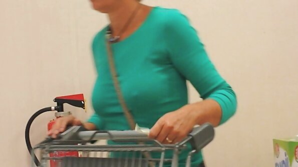 Brunetka w okularach i po opalaniu dostaje wytrysk w darmowe porno w szkole cipkę