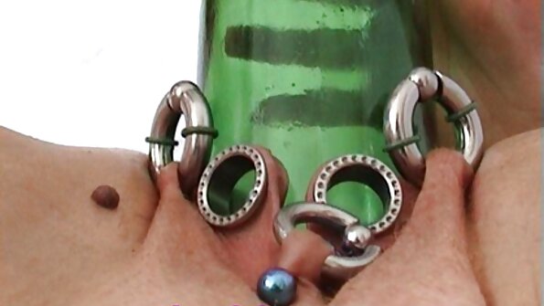 Brunetka w okularach jest przyciśnięta darmowe porno z azjatkami do stołu i wyruchana