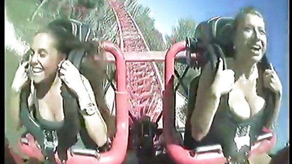 Szczupła lisica jest na darmowe filmy erotyczne dla kobiet jej plecach i jest staranowana w cipkę