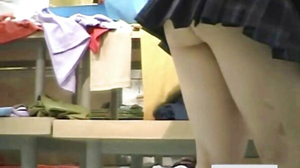 Suka z cudownym ciałem pokazuje nam swój fajny tyłek i tyłek darmowe filmy erotyczne mama