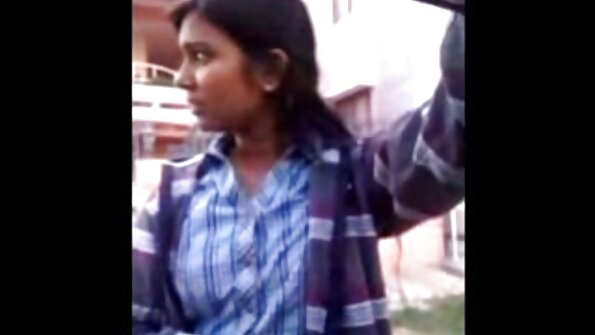 Facet analizuje nastolatkę na czarnej skórzanej kanapie darmowy amatorski sex