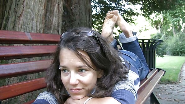 Laska z kolczykami w sutkach dobrze pociera darmowe filmiki porno malolaty wargi swojej cipki