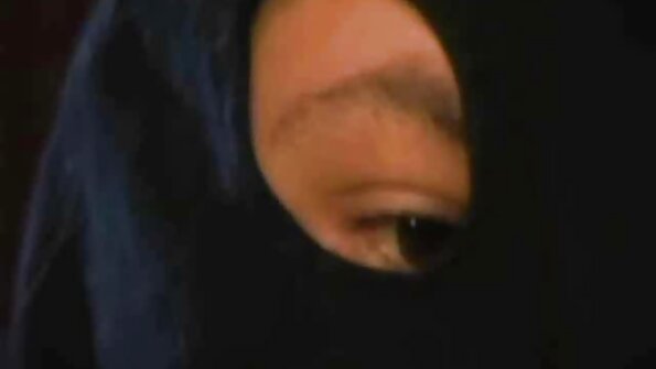 Ludzie patrzą na darmowe porno z małolatami blondynkę, gdy jest staranowana przez dwa duże kutasy